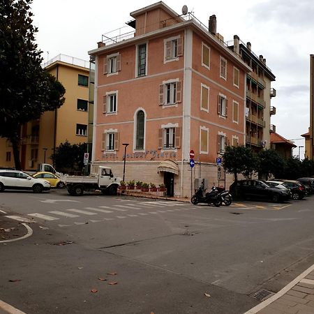 Piccolo Hotel Holiday Center Finale Ligure Zewnętrze zdjęcie